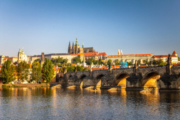 Obraz premium Prague Castle and Charles bridge above Vltava river morning at sunrise, Czech Republic, Europe.