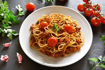 Spaghetti with minced meat and cherry tomatoes
