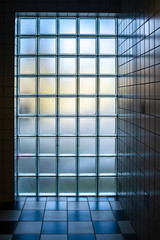 Obraz premium Wall of glass bricks matte color through which the light of day, in the cozy interior of the bathroom.