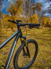 Naklejka premium MTB bicycle on the trail in the spring season