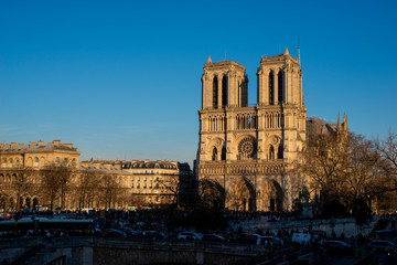 Fototapeta na wymiar Notre Dame au coucher du soleil
