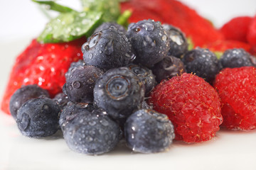 Blaubeere mit Himbeere und Wassertropfen