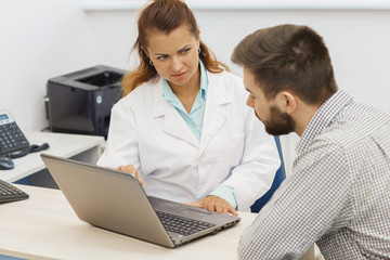 Obraz premium Doctor having an appointment with a patient
