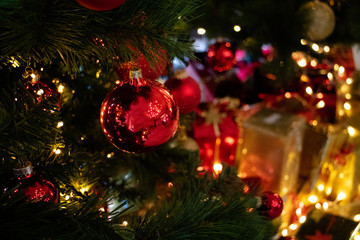 Rote Weihnachtskugel auf dem Weihnachtsbaum