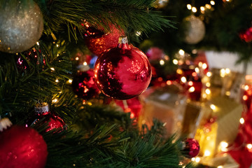 Rote Weihnachtskugel auf dem Weihnachtsbaum