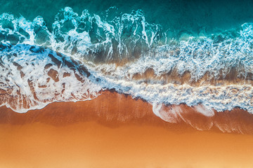 Luchtfoto van zeegolven en zandstrand