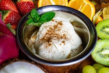 Dessert - Eis und Obst im Restaurant