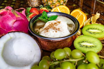 Dessert - Eis und Obst im Restaurant