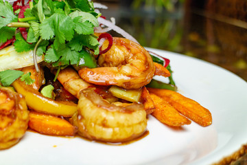 Shrimps mit Pommes im Restaurant