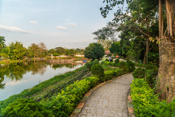 Lindo parque com muito verde em Yangon, Myanmar.