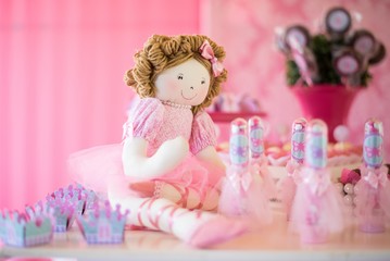 Obraz na płótnie Canvas Candy and decoration on the table - Ballerina theme - Children's birthday