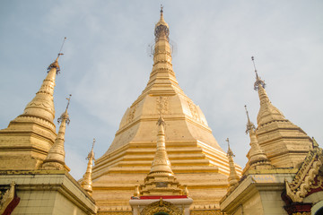 Fototapeta premium Templo budista Sule Pagoda em Yangon, Myanmar.