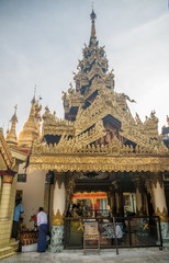 Naklejka premium Templo budista Sule Pagoda em Yangon, Myanmar.