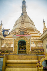 Fototapeta premium Templo budista Sule Pagoda em Yangon, Myanmar.