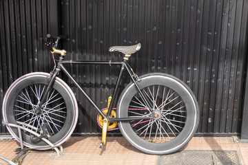 Obraz na płótnie Canvas 黒い壁の前の自転車