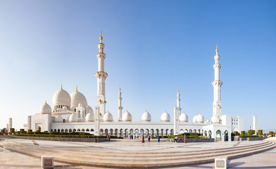 Fototapeta na wymiar ABU DHABI, UAE - FEBRUARY 2018: sheikh zayed grand mosque, Abu Dhabi, UAE