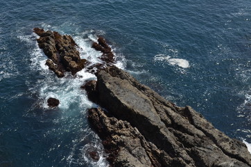 見下ろした海と岩