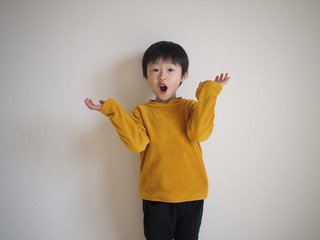 嬉しい驚きを表現する男の子