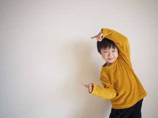これ見てポーズをする男の子
