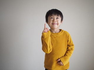 いいアイデアを思いついた！ポーズをする子供