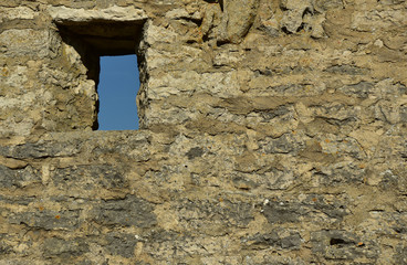 mittelalterliche stadtmauer vor blauem himmel mit fensteröffnungen