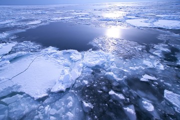 オホーツク海の美しい流氷 © kat334