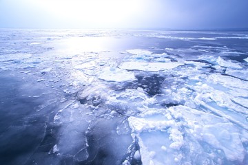 オホーツク海の美しい流氷 © kat334