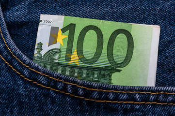 100 Eurogeldschein in der Hosentasche