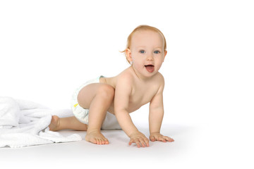 Baby mit Windel krabbelt
