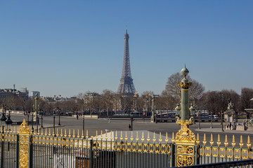 uncrowded morning in paris