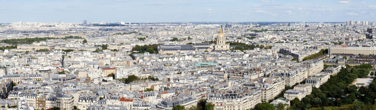 Panorama picture overview of the sea of ​​houses of Paris, urban life in a narrow space, view to the direktion louvre