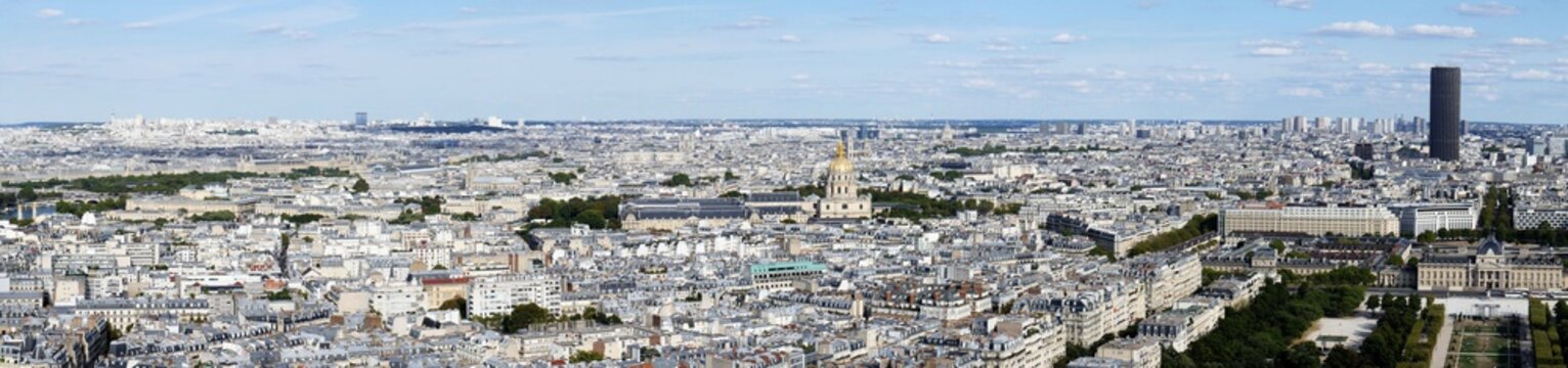 Panorama picture overview of the sea of ​​houses of Paris, urban life in a narrow space, view to the direktion south
