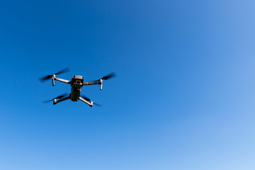 Fototapeta na wymiar Drohne vor blauem Himmel