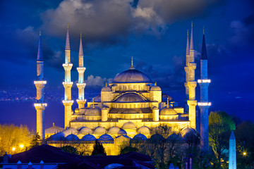 View of Blue Mosque or Sultanahmet Camii at dusk, Istanbul, Turkey