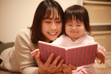 Obraz premium 絵本を読む親子