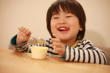アイスを食べる男の子