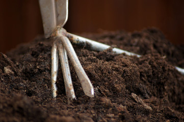 Gartenarbeit Hacke in der Blumenerde Frühling