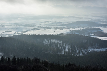 Sudecki pejzaż zimowy - widok z góry Trójgarb