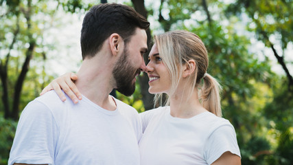 Fototapeta premium Young couple in love while in the park