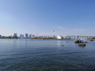 Naklejka premium 東京お台場より望むレインボーブリッジ