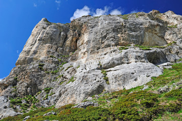 Felswand im Nationalpark Prokletije im Dreiländereck Montenegro-Kosovo-Albanien 