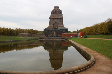 blick auf ein historisches gebäude in dresden sachsen deutschland mit wasserlauf fotografiert...