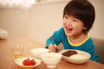 食事する男の子