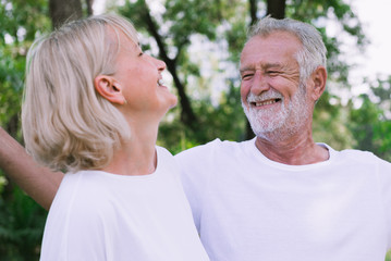 Obraz premium Happy senior couple relax in the park