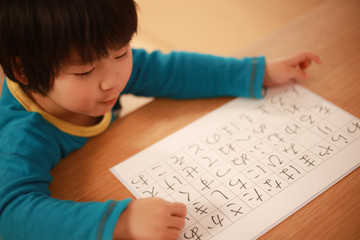 ひらがなの勉強をする男の子