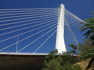 soporte blanco del puente Montenegro