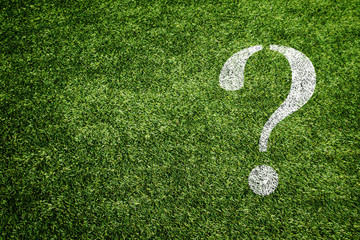 芝に描かれたクエスチョンマーク（?）