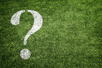芝に描かれたクエスチョンマーク（?）