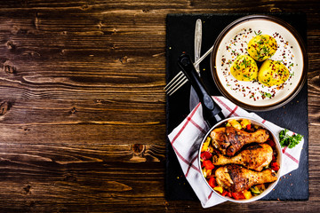 Fried drumsticks with potatoes