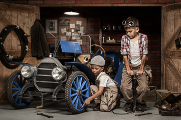 Obraz na płótnie Canvas Boys-inflated tire mechanics in the car